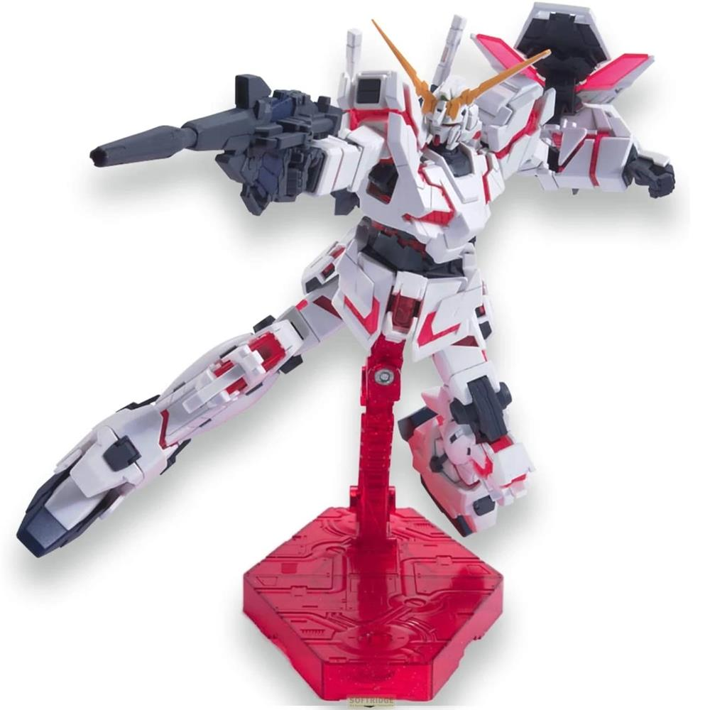 Weißer und roter Gundam-Robotermodell mit einer Waffe auf einem roten Ständer.