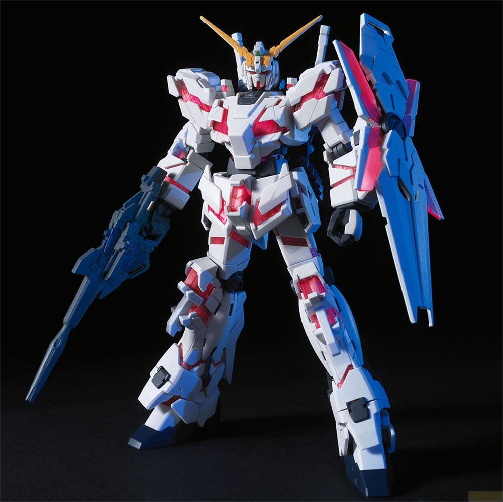 Weißer und roter Gundam-Roboter mit blauer Waffe und Schild auf schwarzem Hintergrund.