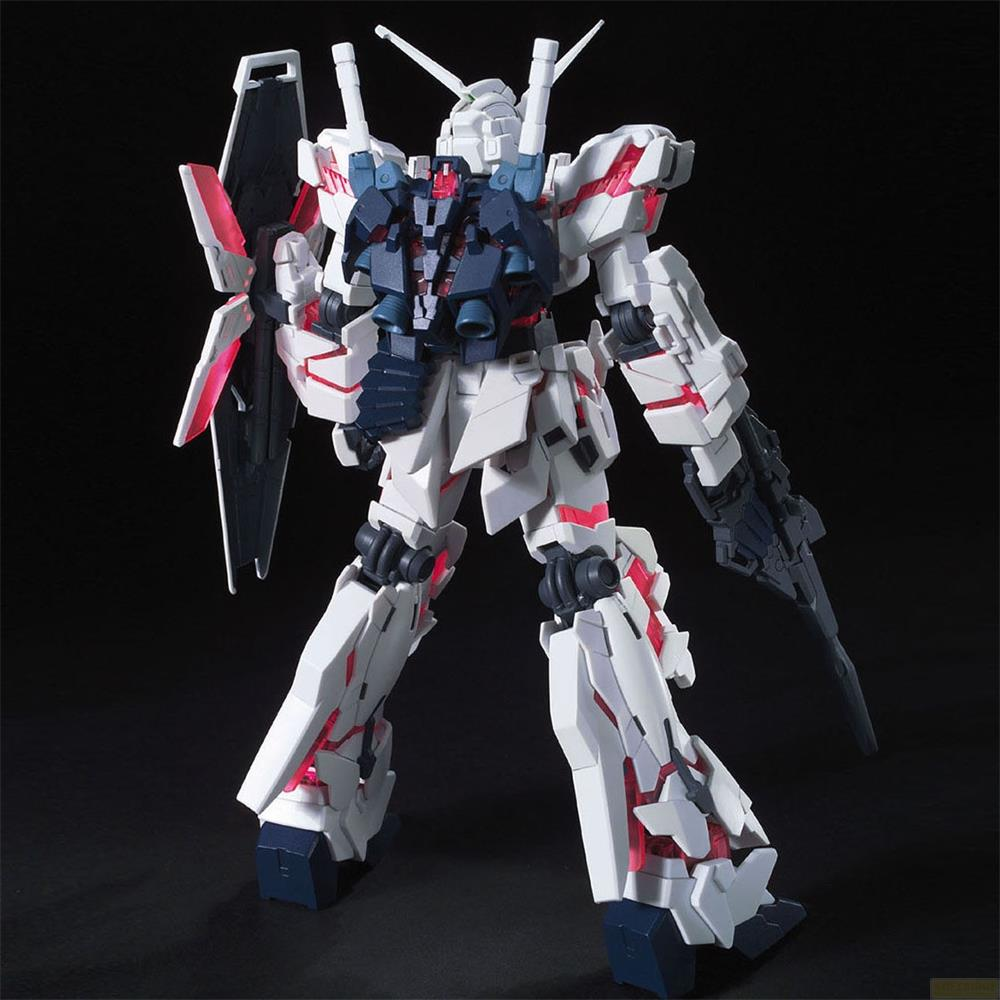 Ein weißer, weißer Gundam-Roboter mit roten Akzenten und dunklen blauen Details steht auf schwarzem Hintergrund.