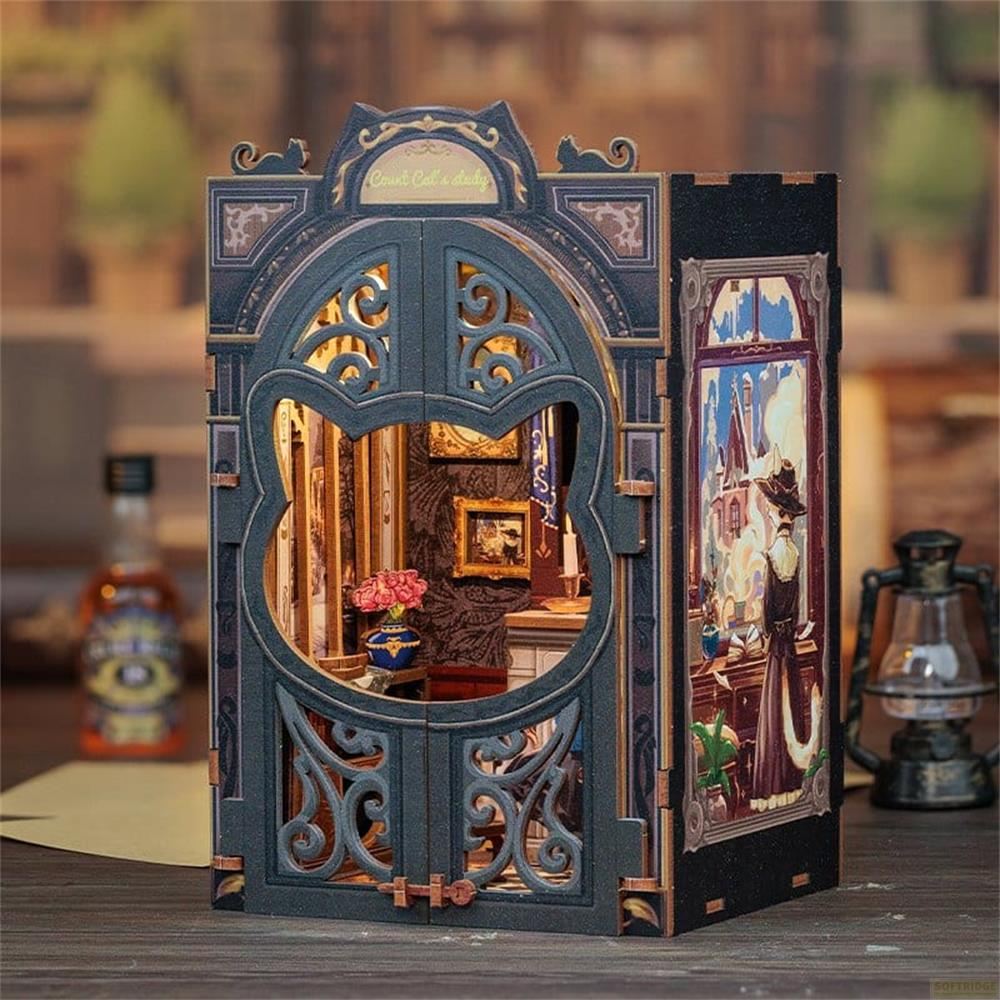 Ein detailliertes Miniaturmodell einer Bibliothek mit einer Katze als Türrahmen.