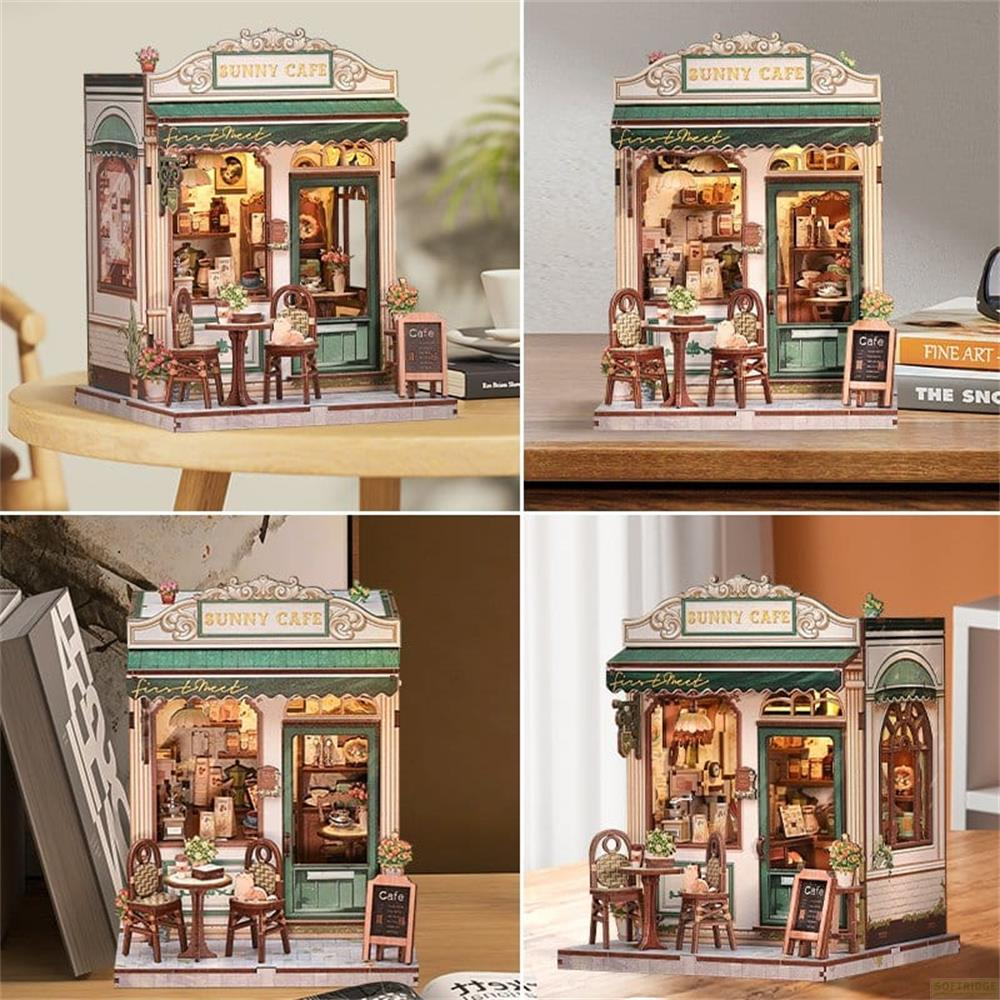 Modèle de café miniature avec table, chaises et panneaux sur surface en bois.