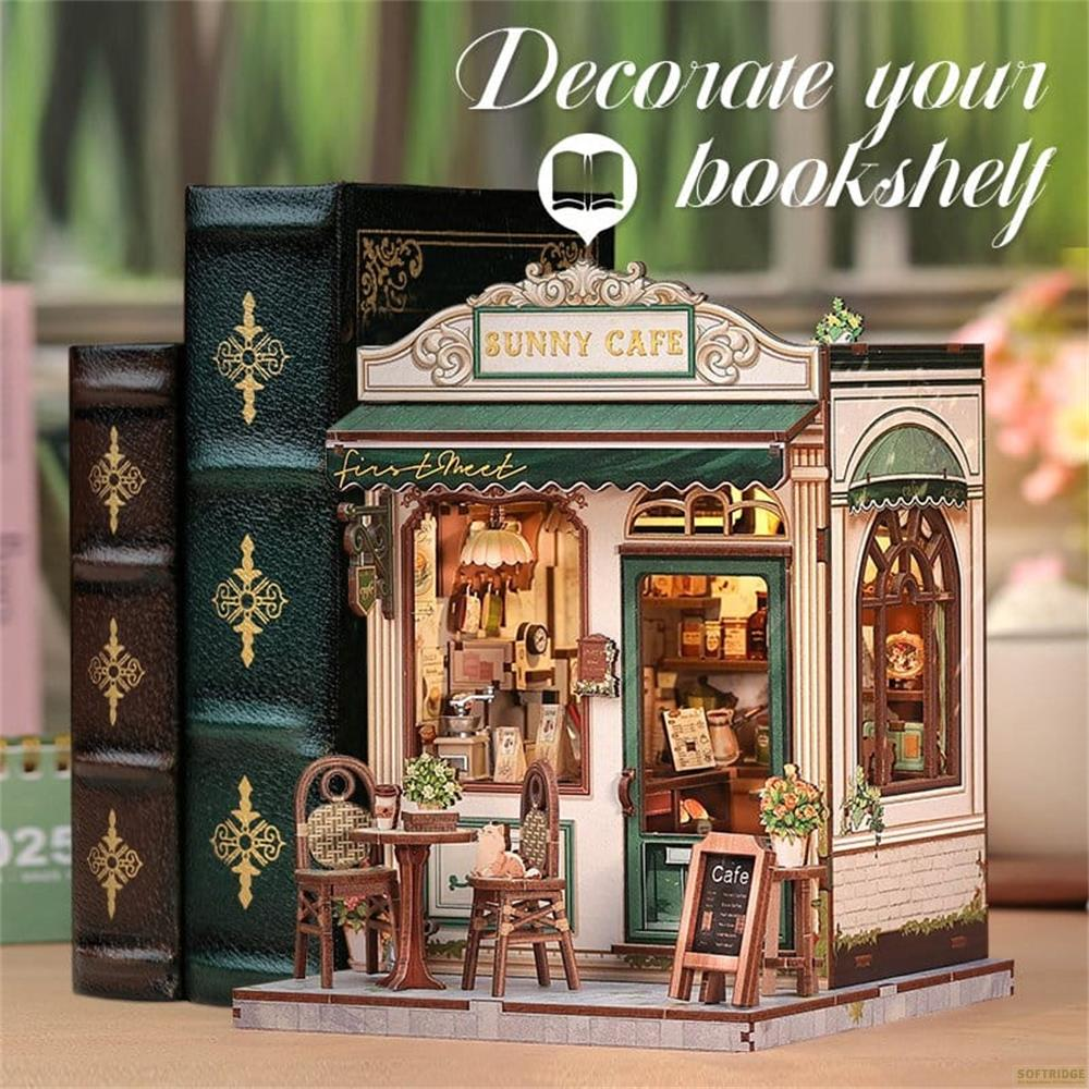 Maquette de café miniature avec chaises, table et décor à côté de livres.