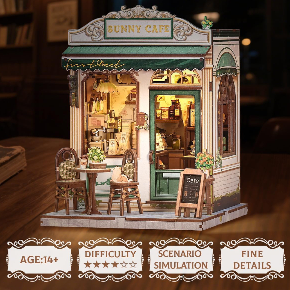 Mini café 'Sunny Cafe' avec tables, chaises et présentoirs.