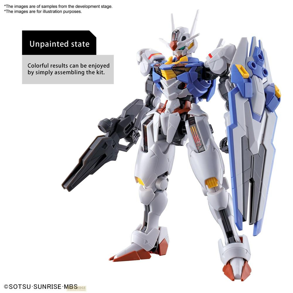 Ein weißer, blauer und grauer Roboter mit einem Gewehr und Schild, unbemalt.