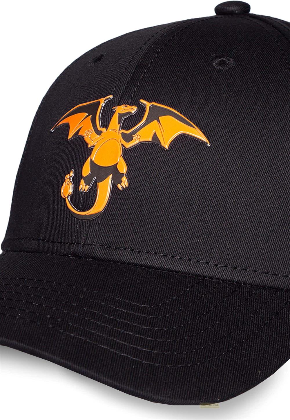 Schwarze Kappe mit orangefarbenem Drachenmotiv.
