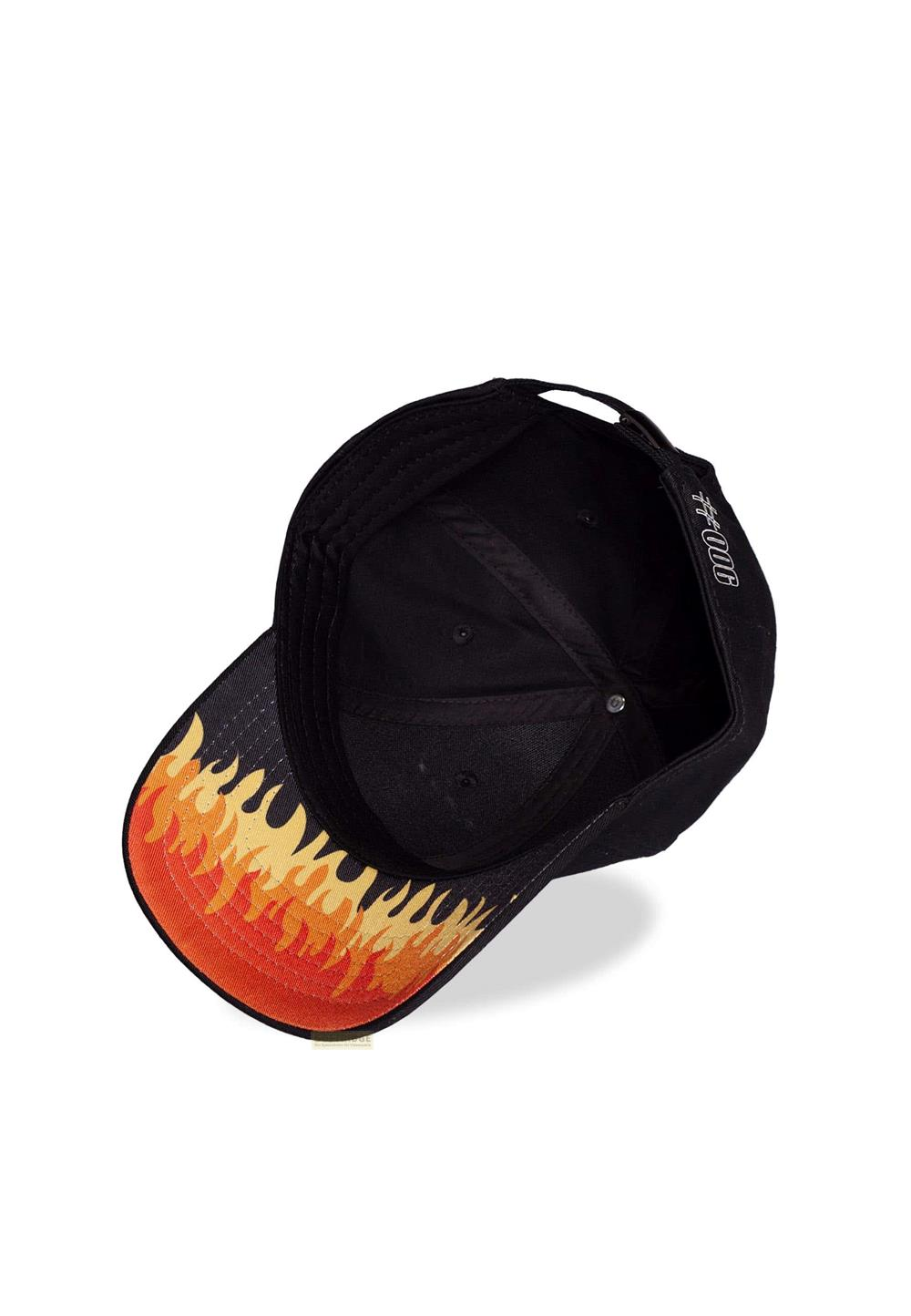 Schwarze Kappe mit Flammenmuster auf dem Schirm und „006“ auf der Seite.