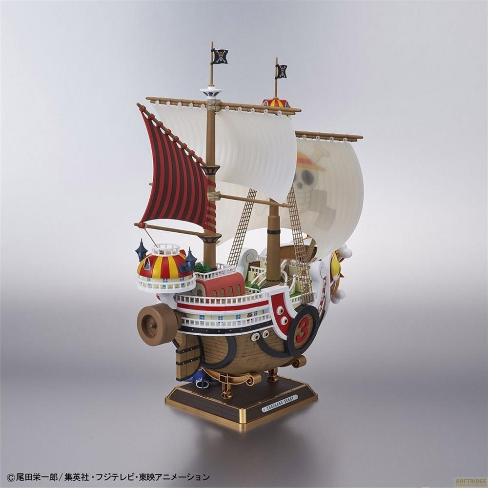 Ein detailliertes Modell des Piratenschiffs Thousand Sunny, mit weißen Segeln, roten Streifen und Totenkopf-Emblem.