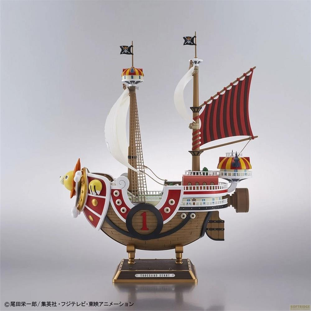 Ein Modell des Thousand Sunny Schiffes mit rotem Segel, zwei Masten und einem Löwenkopf vorne.