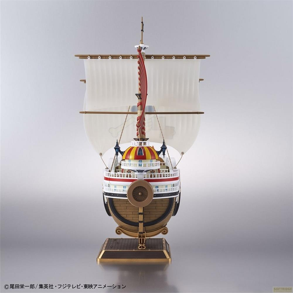 Ein Modellschiff mit weißen Segeln, gelber und roter Kuppel, braunem Rumpf auf einem goldenen Sockel.