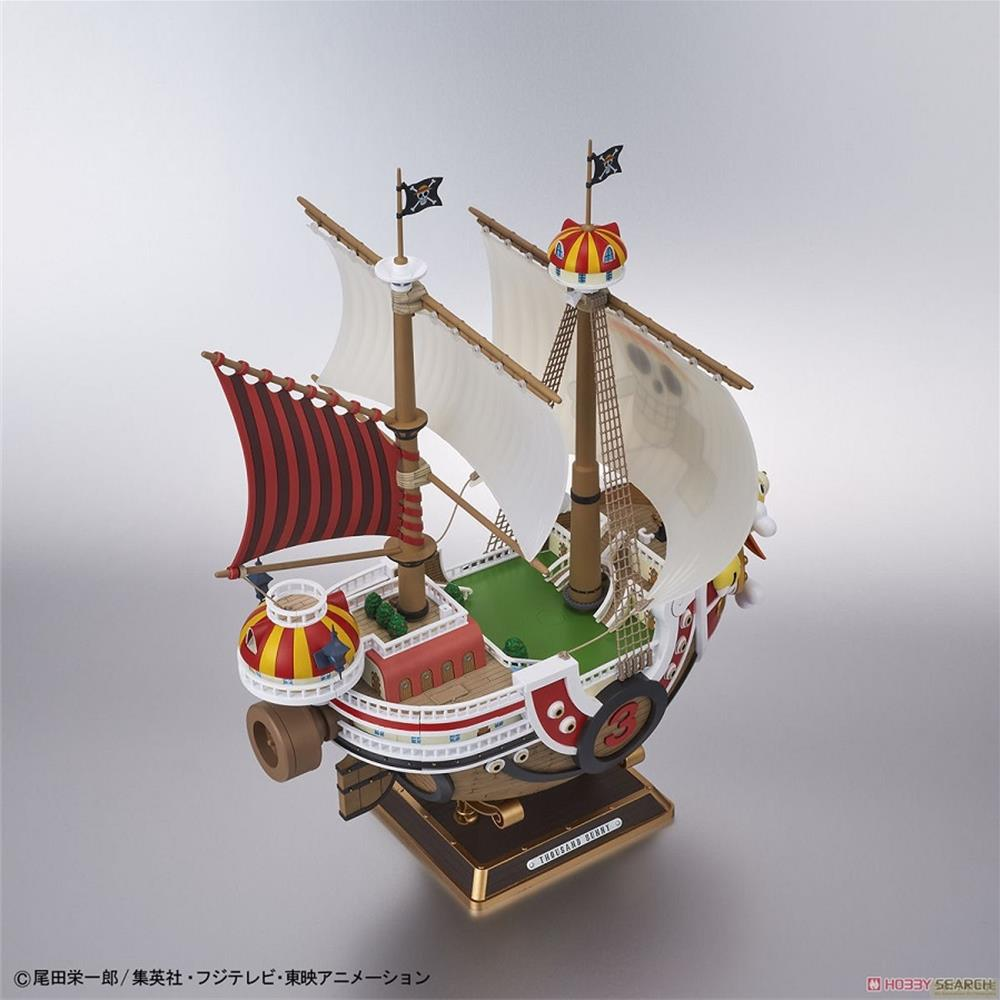 Ein detailliertes Modellschiff mit weißen Segeln, Piratenflaggen und roten Akzenten.