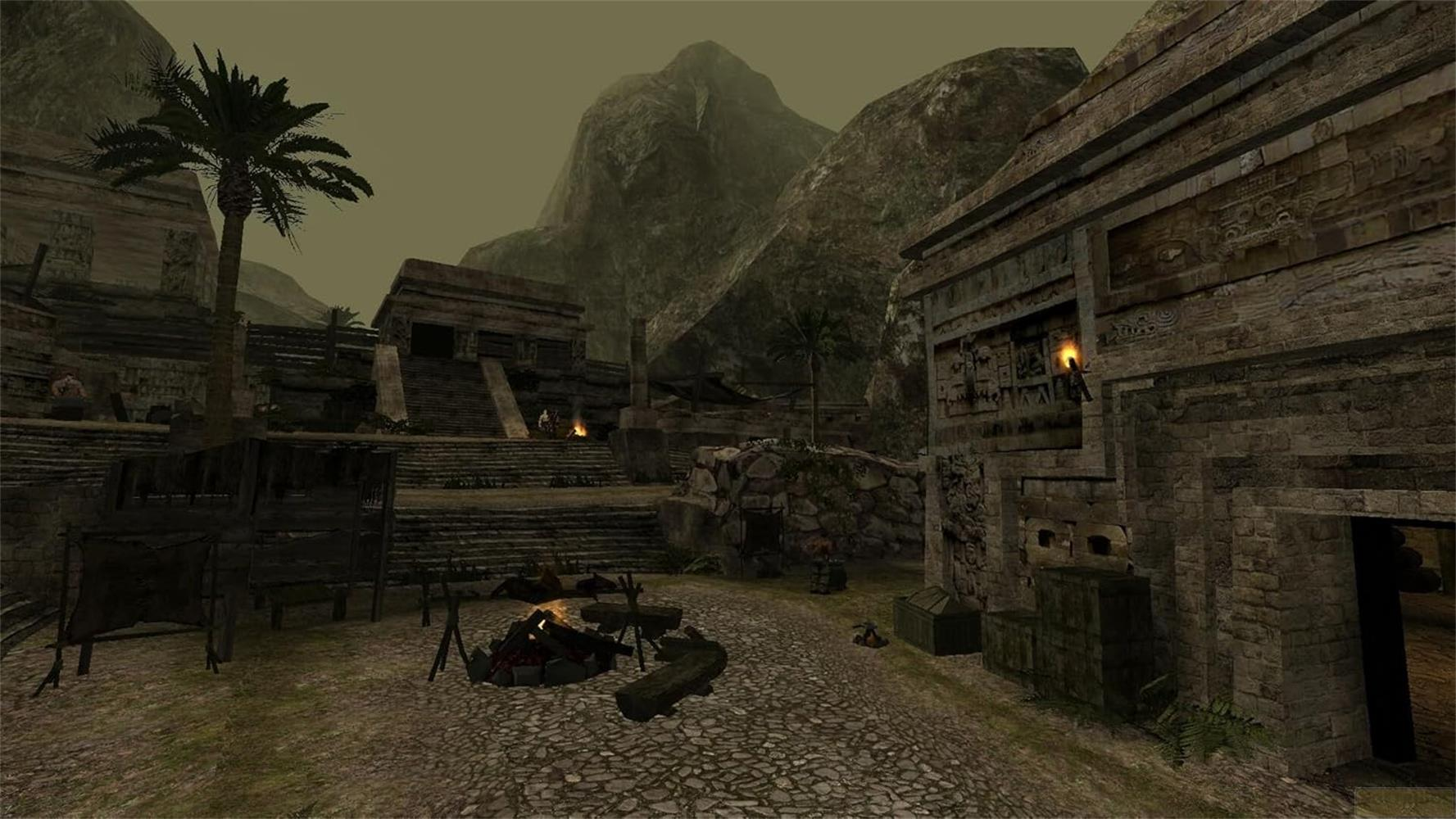 Eine Maya-Ruinenstadt mit Steinbauten, Palmen, Bergen im Hintergrund und einem Lagerfeuer.