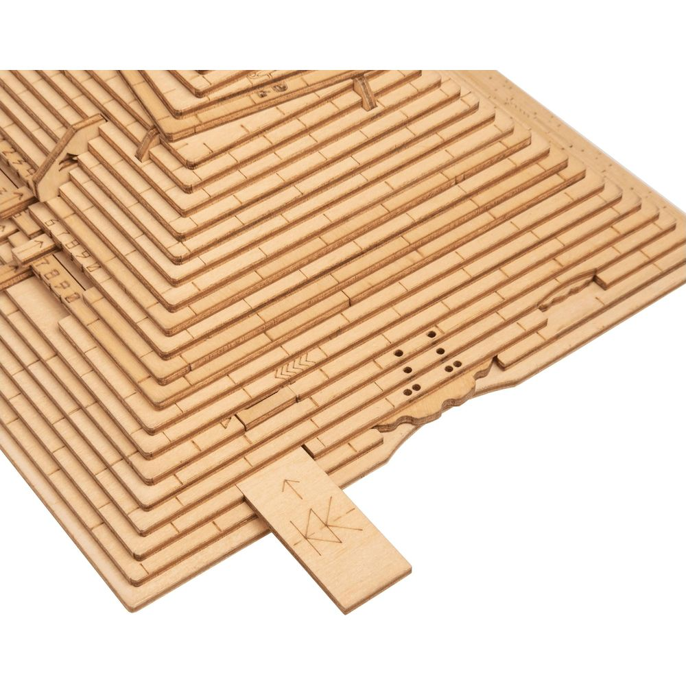 Un puzzle 3D in legno di una piramide con livelli numerati e un pezzo di mappa estraibile.