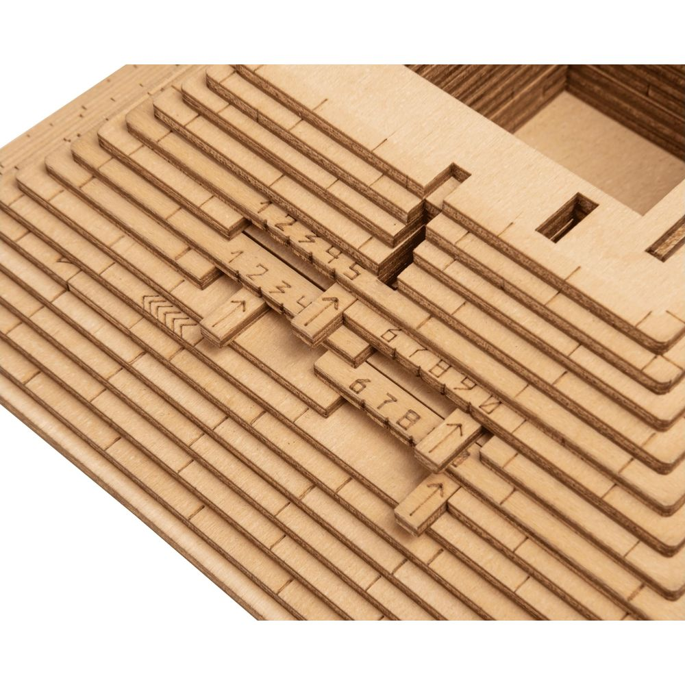 Modello di piramide in legno con gradini numerati e frecce.