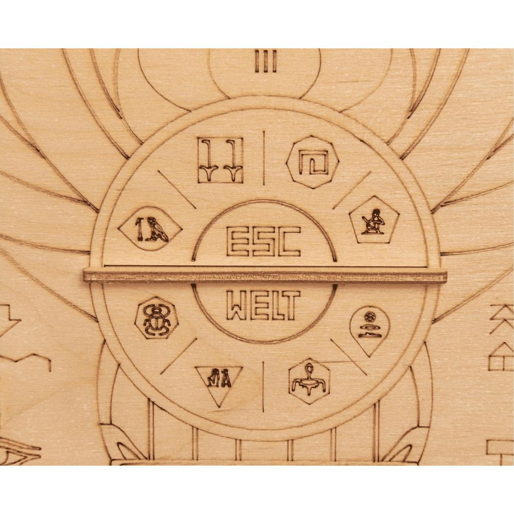 Tavola di legno con geroglifici e le parole ESC WELT.