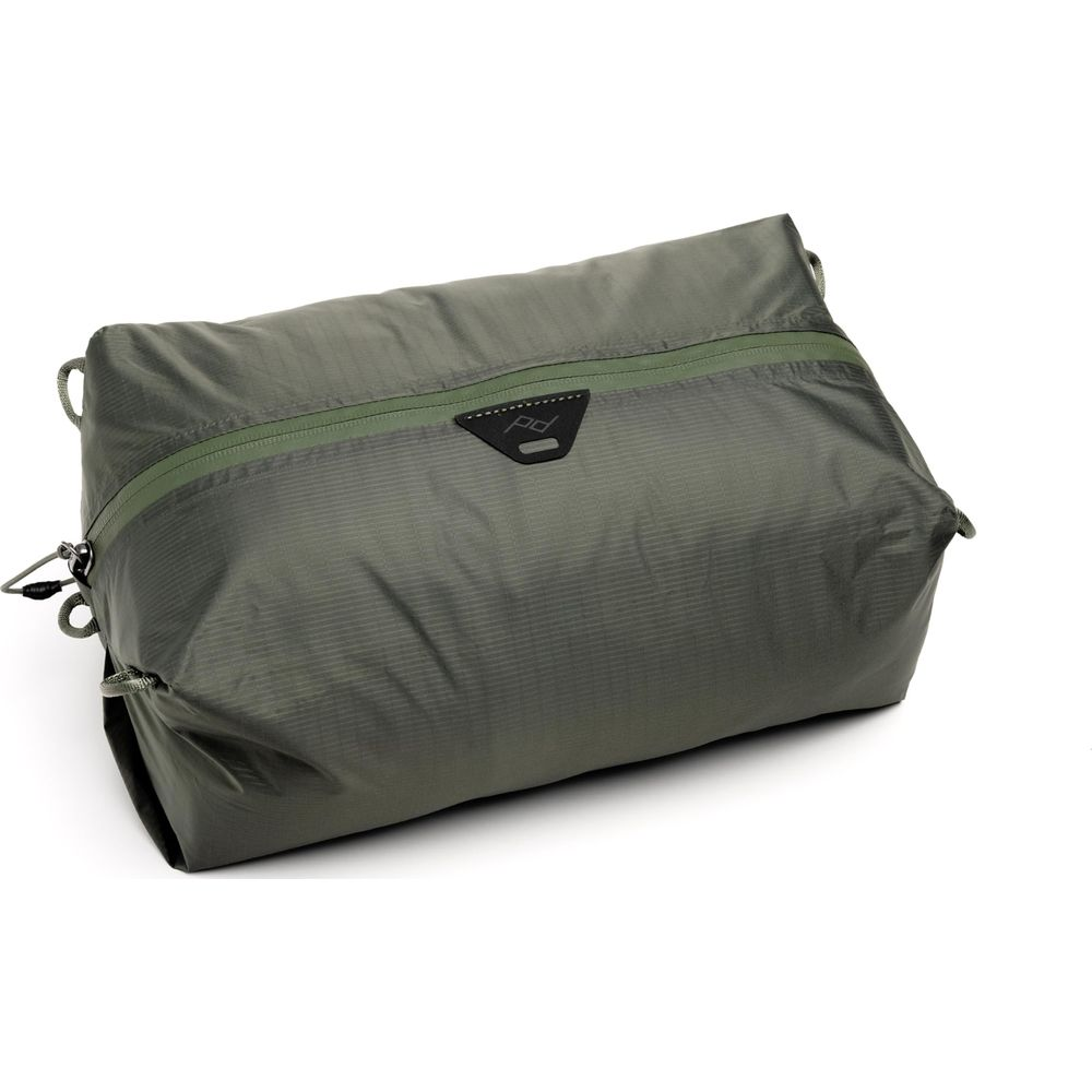 Een grijsgroene tas met rits en logo, geïsoleerd op witte achtergrond.