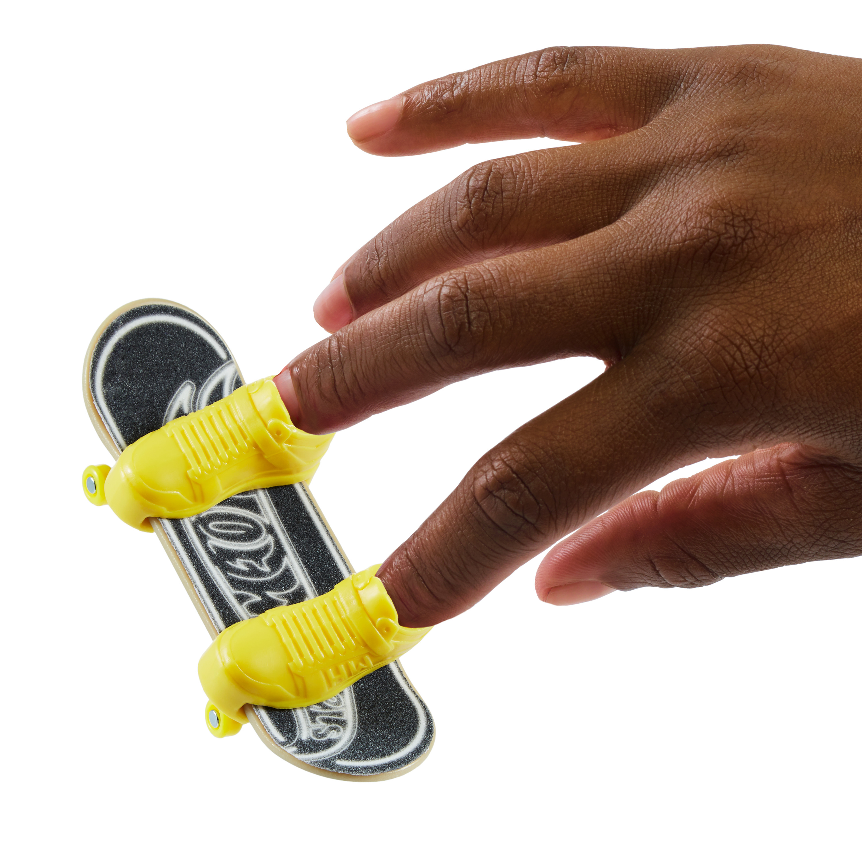Braune Finger halten ein gelbes Fingerboard mit schwarzem Griffband.