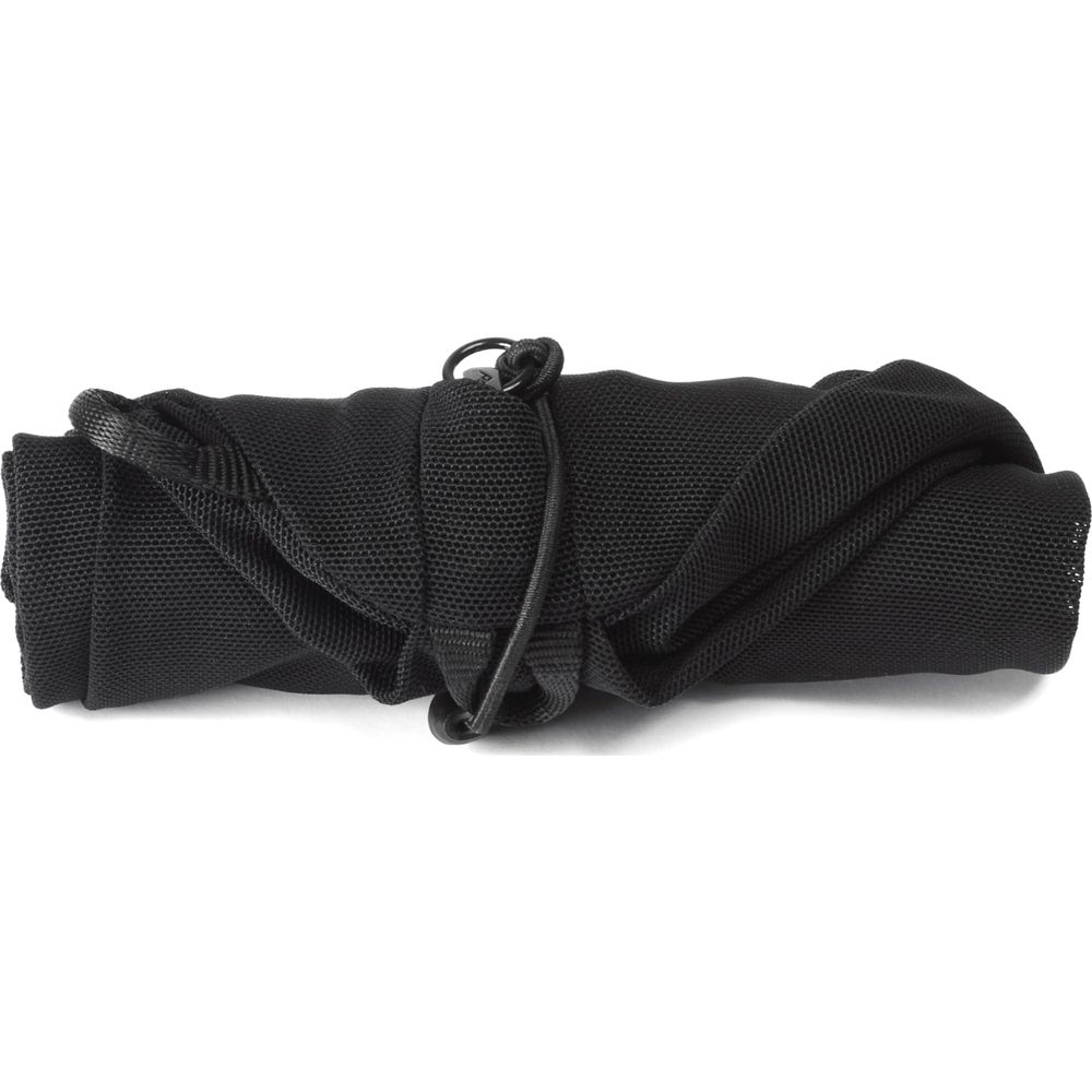 Een opgerold zwart mesh materiaal met trekkoordsluiting, geïsoleerd op witte achtergrond.