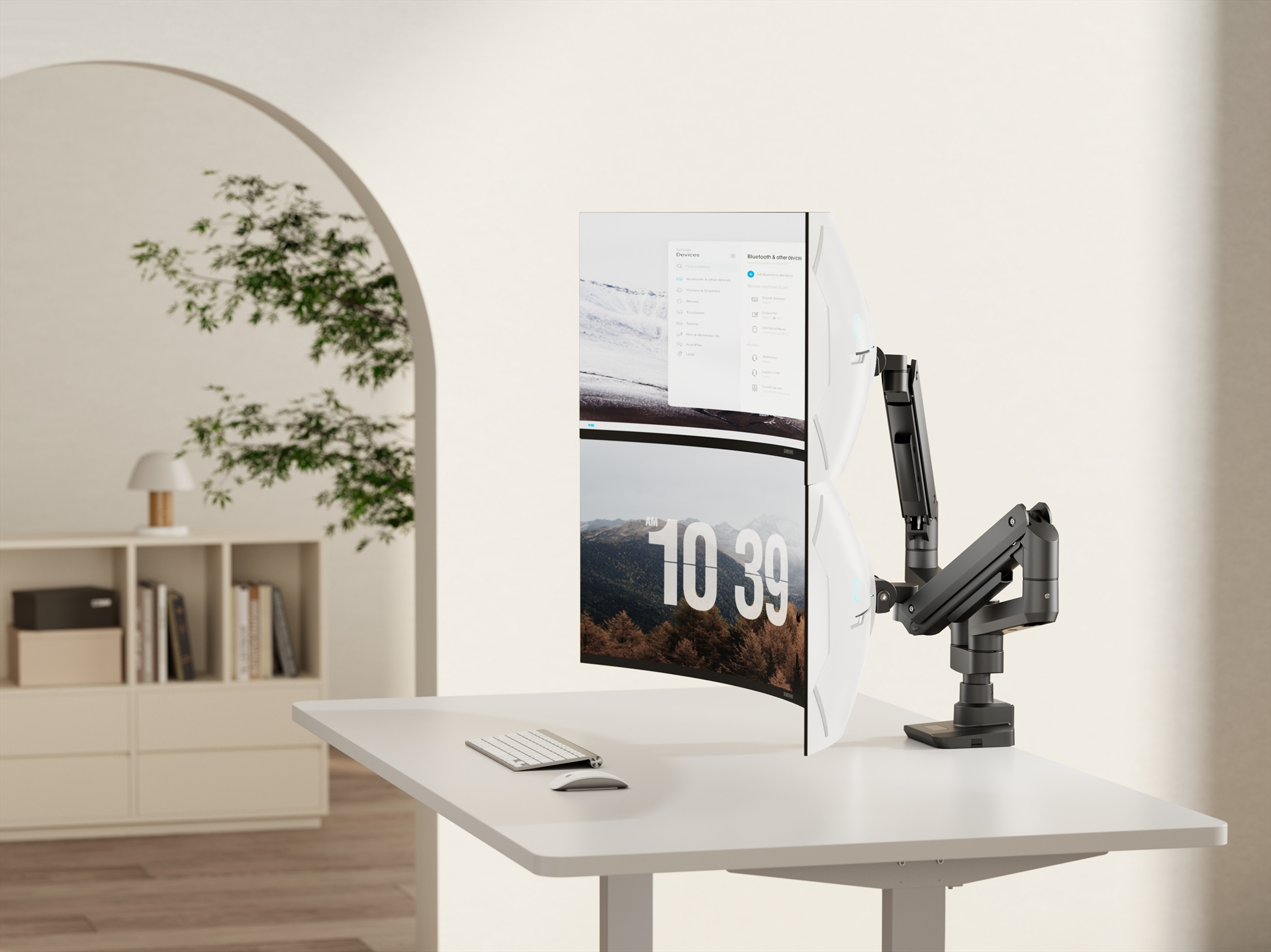 Zwei weiße Monitore auf einem Schreibtisch, montiert auf einem schwarzen Arm. Ein Keyboard und eine Maus liegen davor.