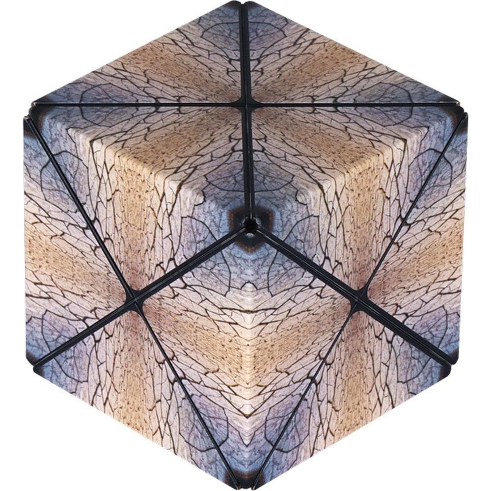 Un cubo con motivo a corteccia nei toni del marrone e del blu, riflesso su un lato.