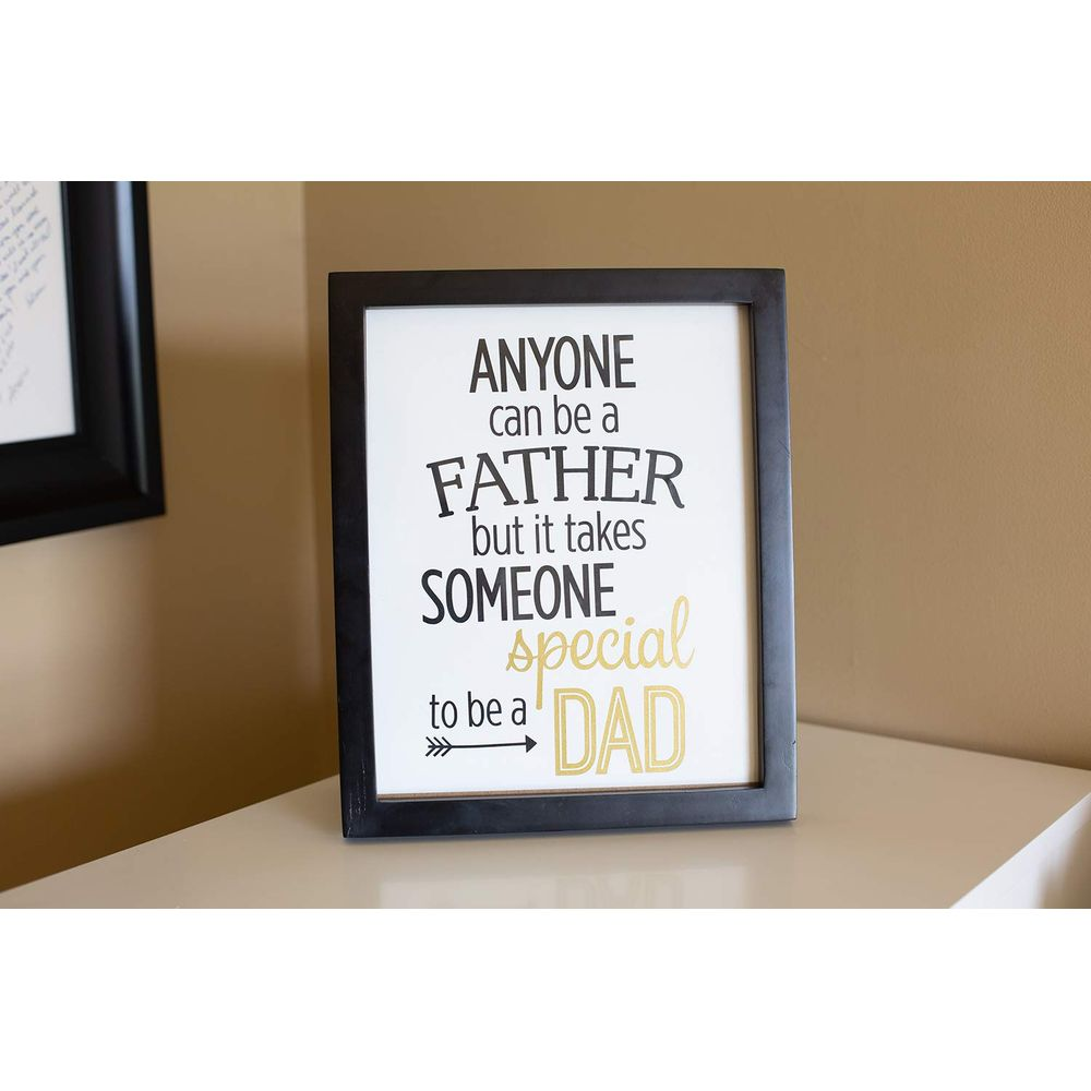 Gerahmtes Schild mit Text: Jeder kann Vater sein, aber man braucht einen besonderen Dad.