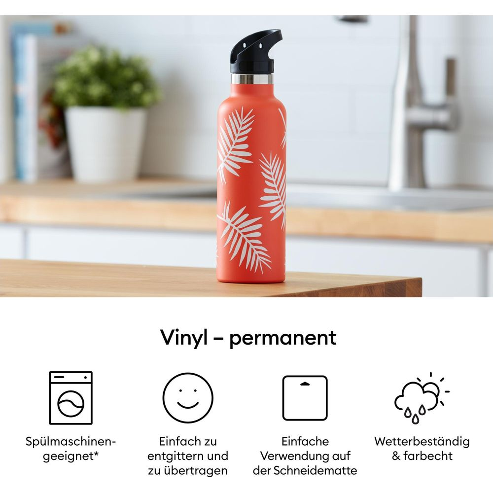 Orange Wasserflasche mit weißem Blattmuster, steht auf einem Holztisch.