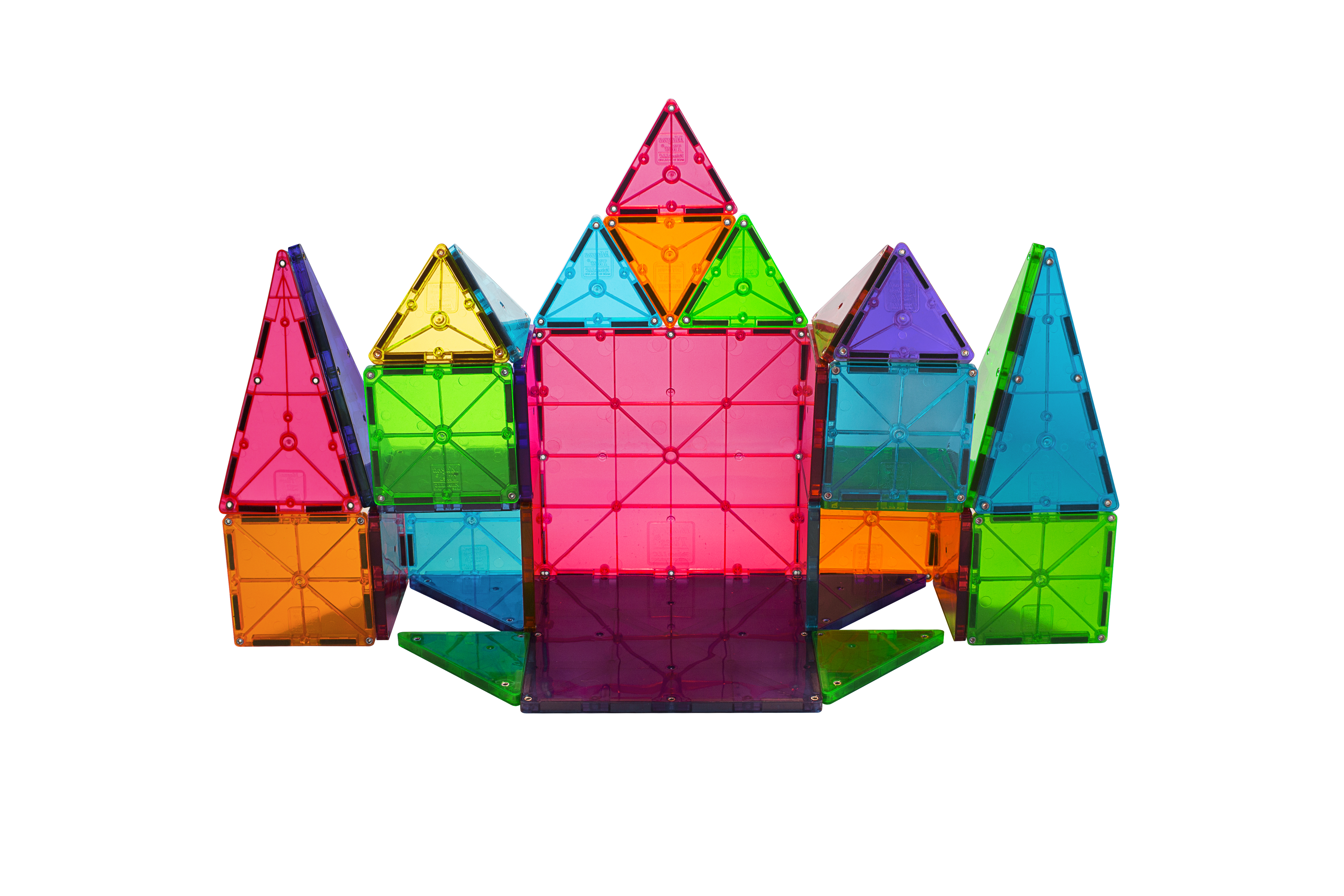 Blocs de construction magnétiques colorés forment une structure de type château.