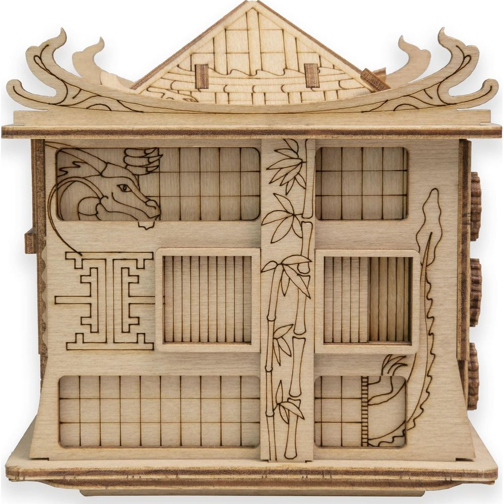 Casa modello in legno con motivi di drago e bambù.