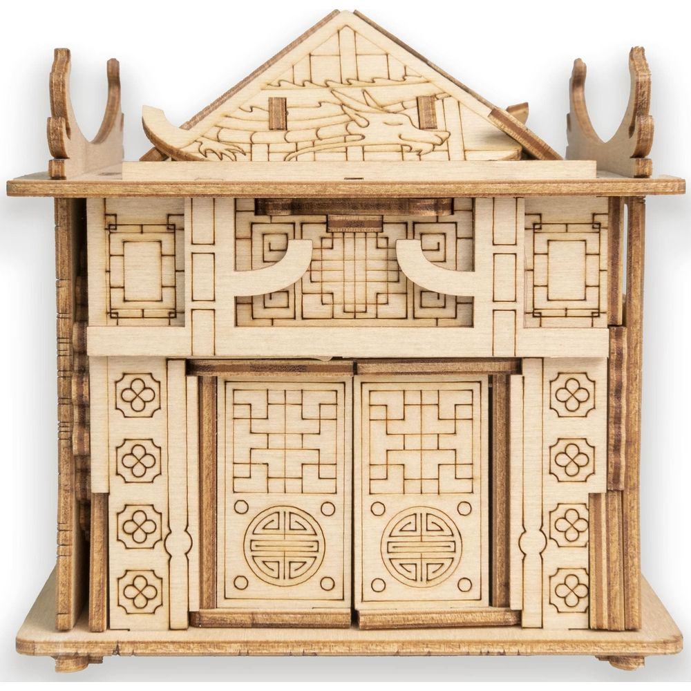 Un modello in legno di un edificio tradizionale con motivo di drago sul tetto.