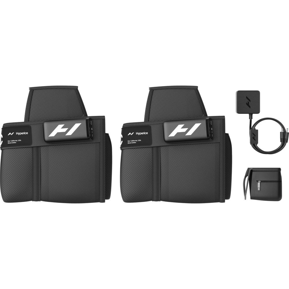 Deux appareils Hyperice noirs avec câble de chargement, adaptateur et pochette.