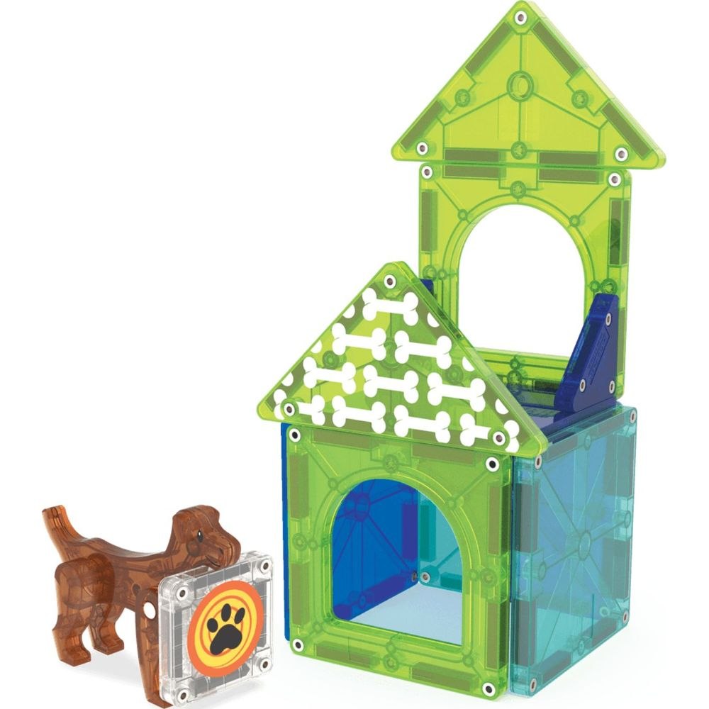 Ein brauner Spielzeughund steht neben einem grünen und blauen Spielzeughaus mit Knochenmuster.