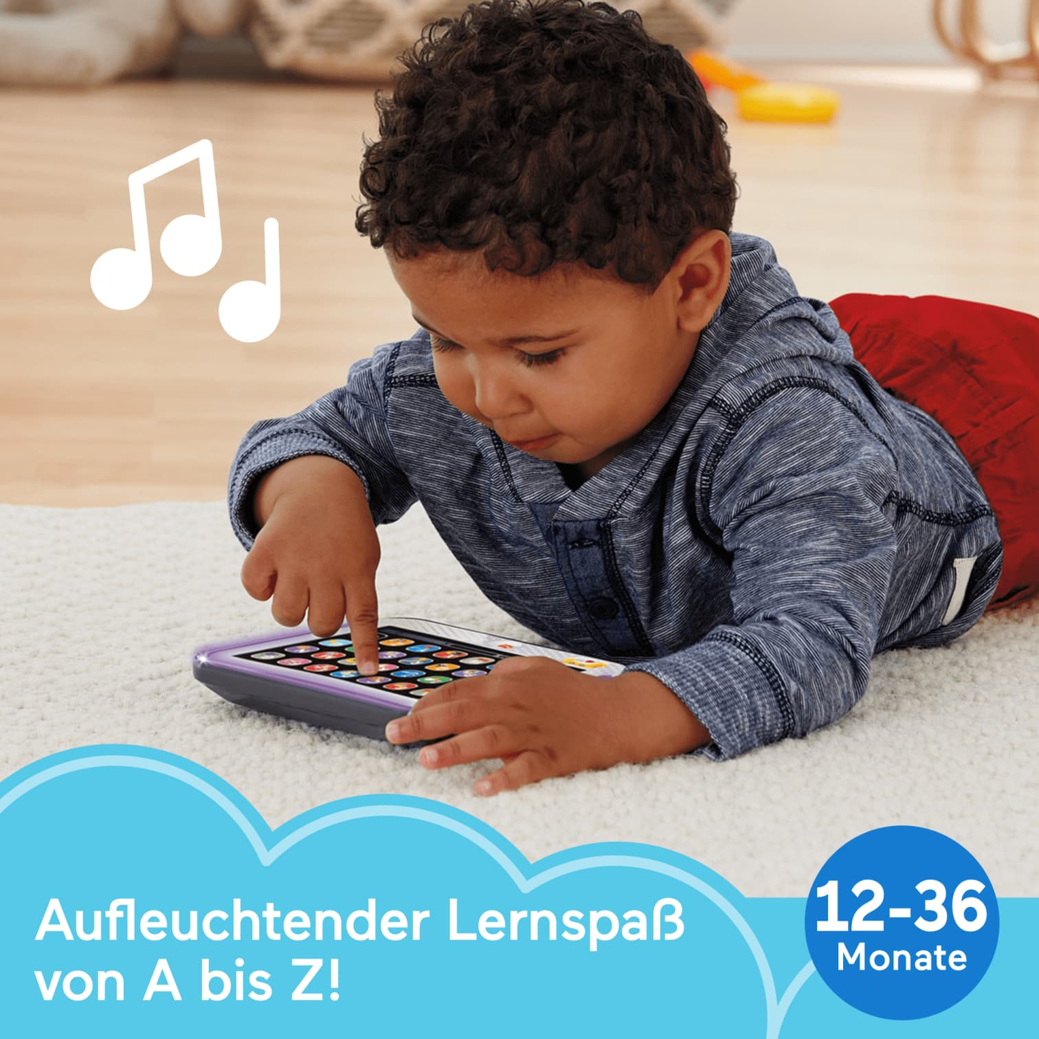Un jeune garçon joue avec une tablette sur un tapis, des notes de musique sont visibles.