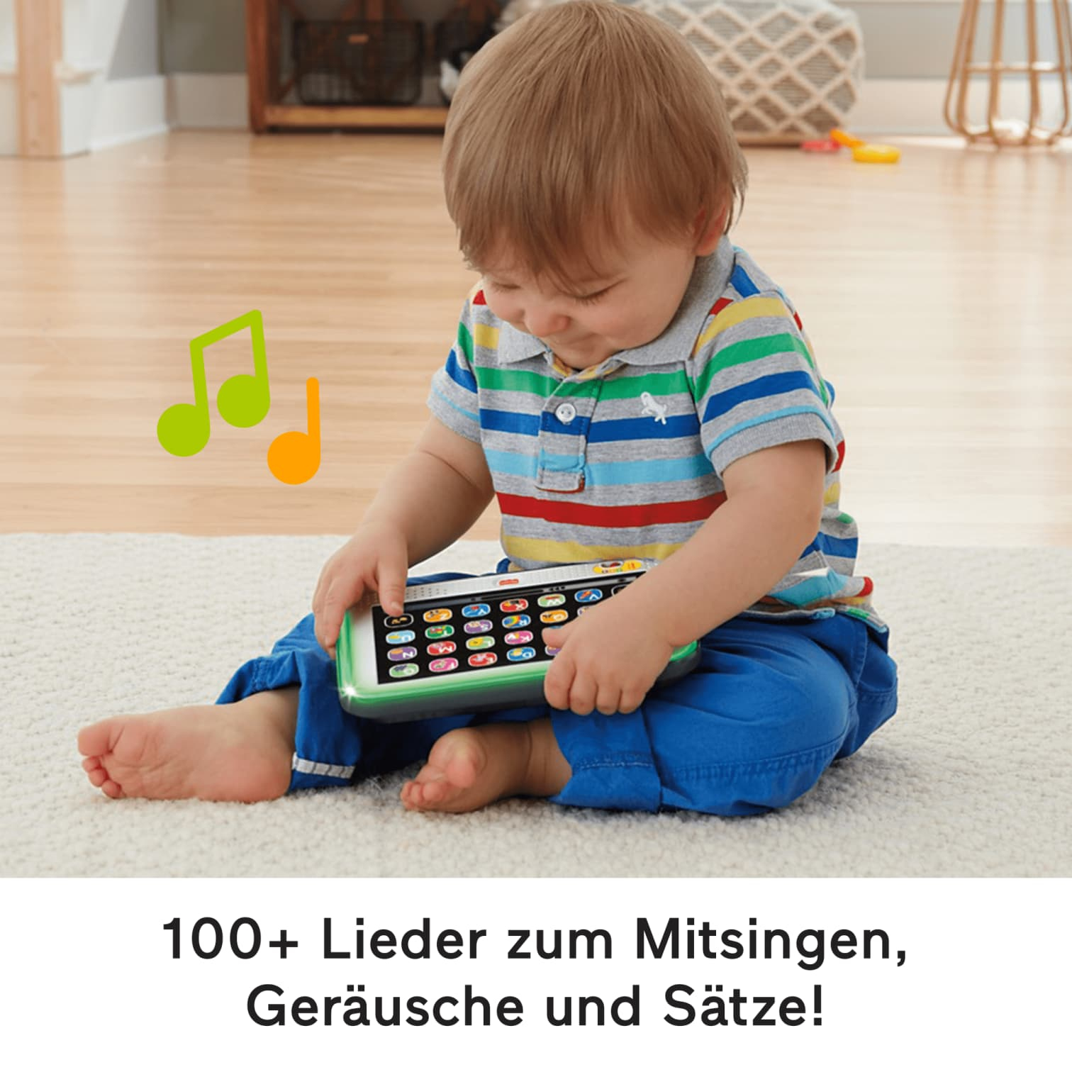 Bébé joue avec un téléphone jouet coloré sur un tapis, avec des notes.