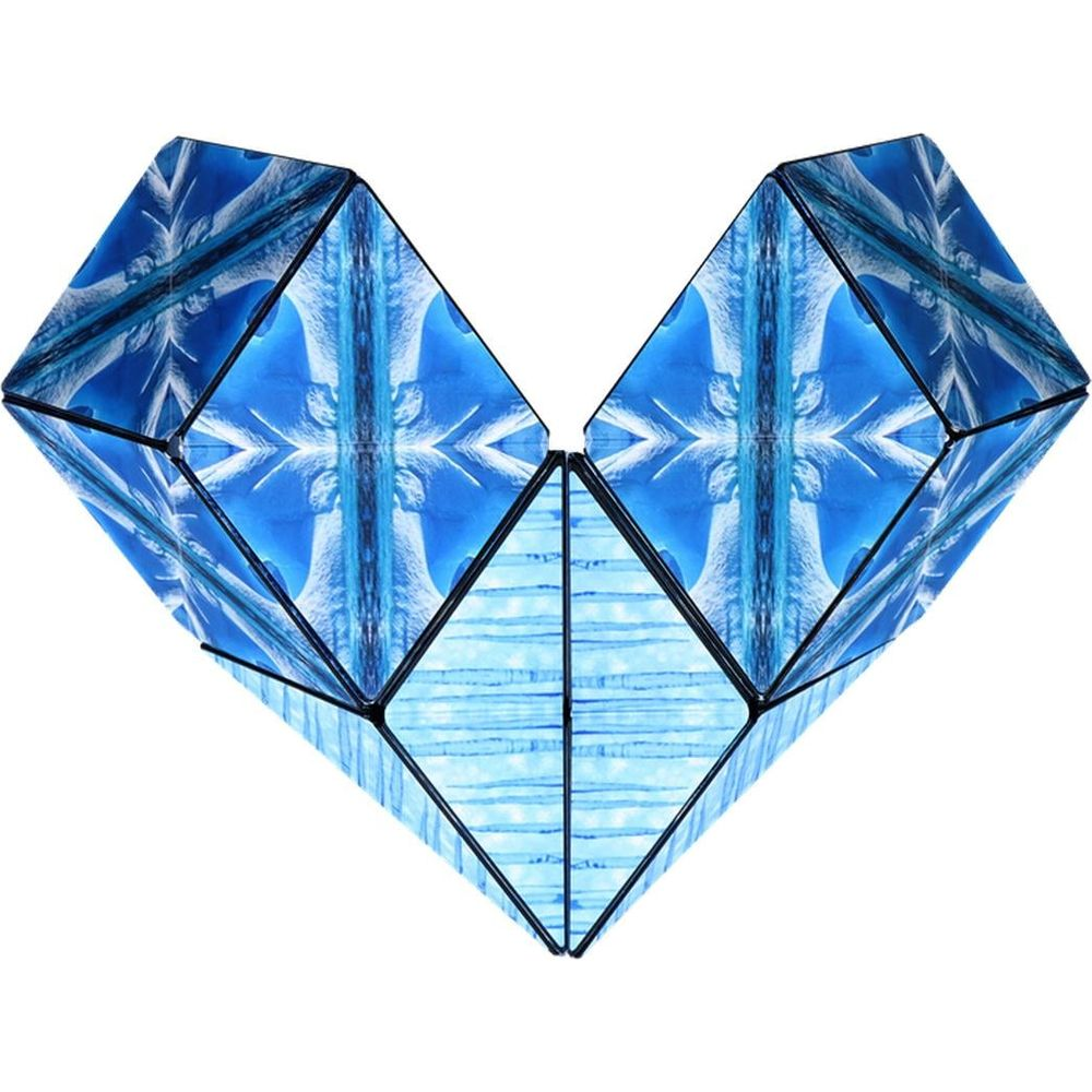 Un giocattolo puzzle geometrico blu con un motivo a specchio simile al ghiaccio.