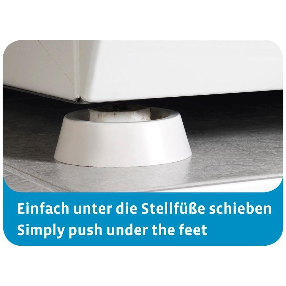Ein weißer Fuß hebt ein weißes Gerät von einem grauen Boden an.