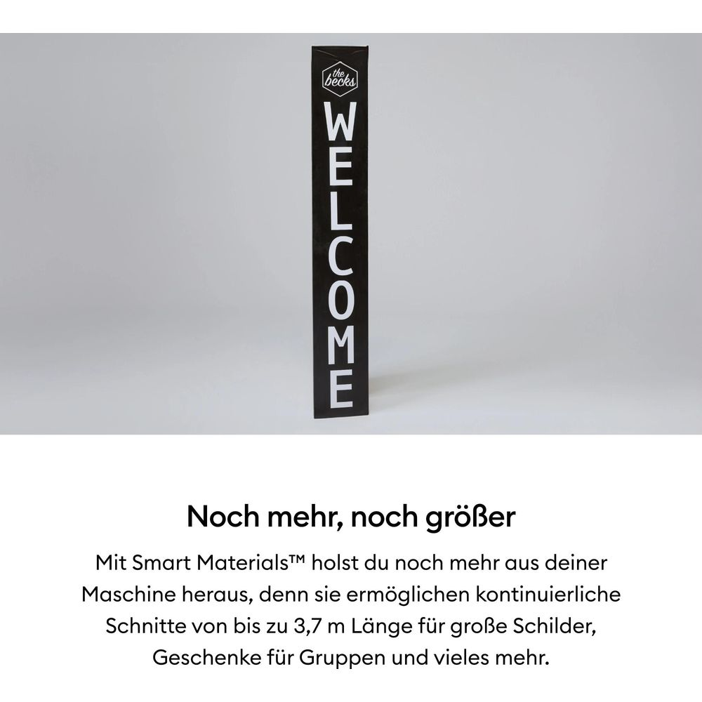 Schwarzes Willkommensschild mit weißer Schrift und Logo.