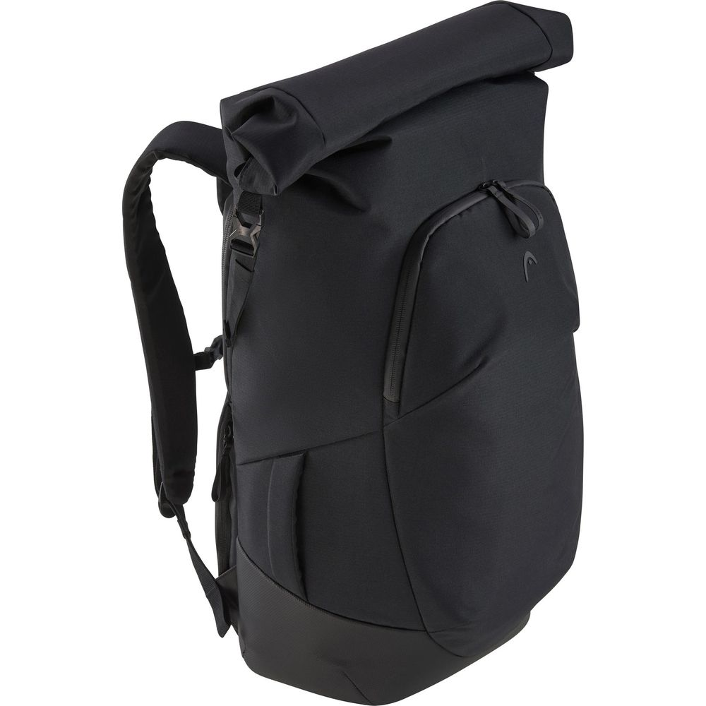Ein schwarzer Rucksack mit aufgerolltem Verschluss und Reißverschlusstasche.