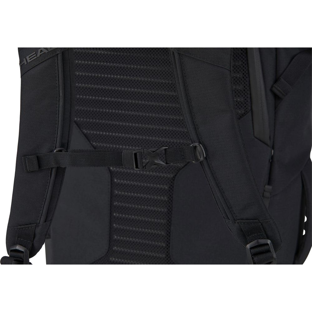 Schwarzer Rucksack mit Schnallen und Mesh-Rücken. Markenlogo sichtbar.