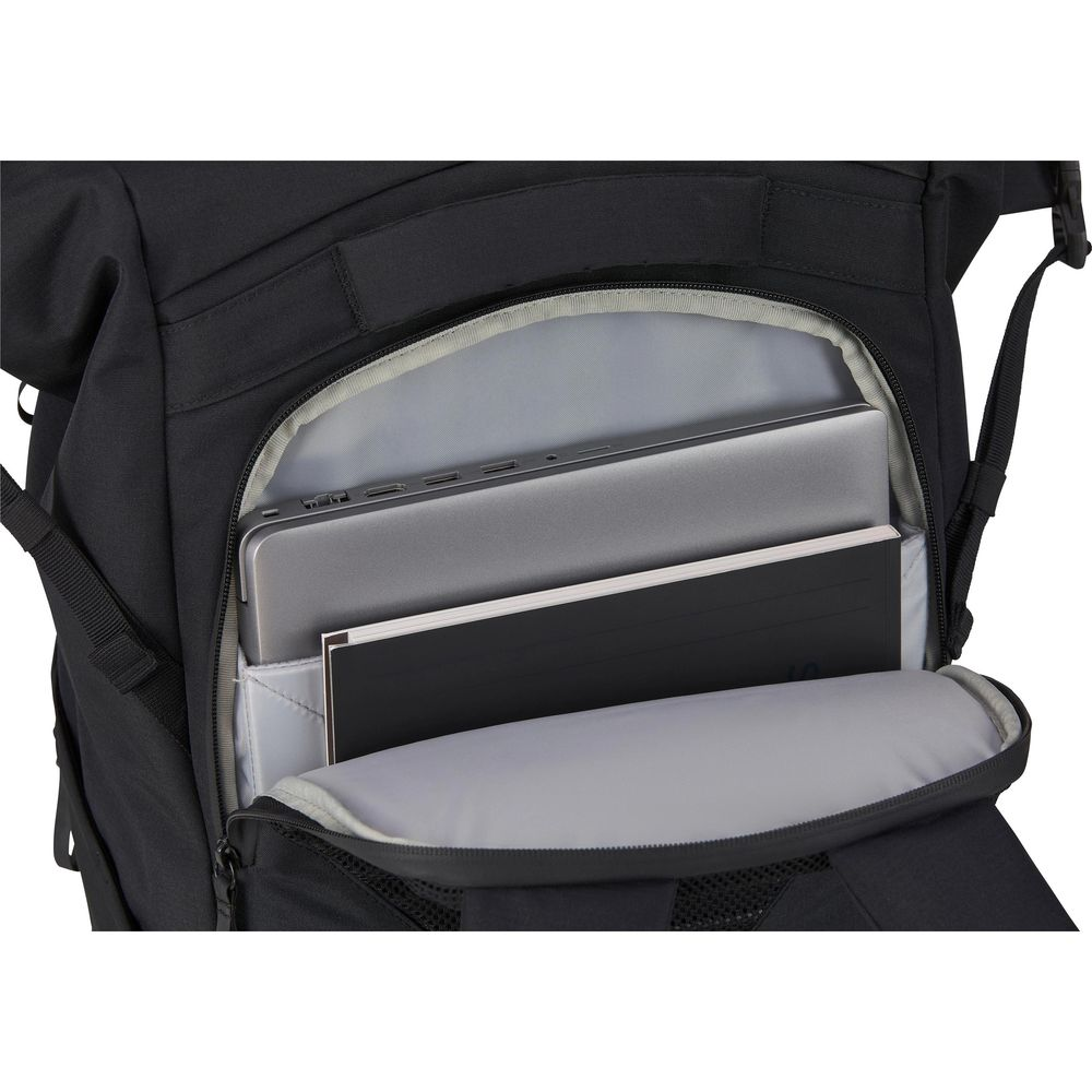 Ein schwarzer Rucksack mit geöffnetem Fach, in dem ein Laptop und ein Notizbuch liegen.