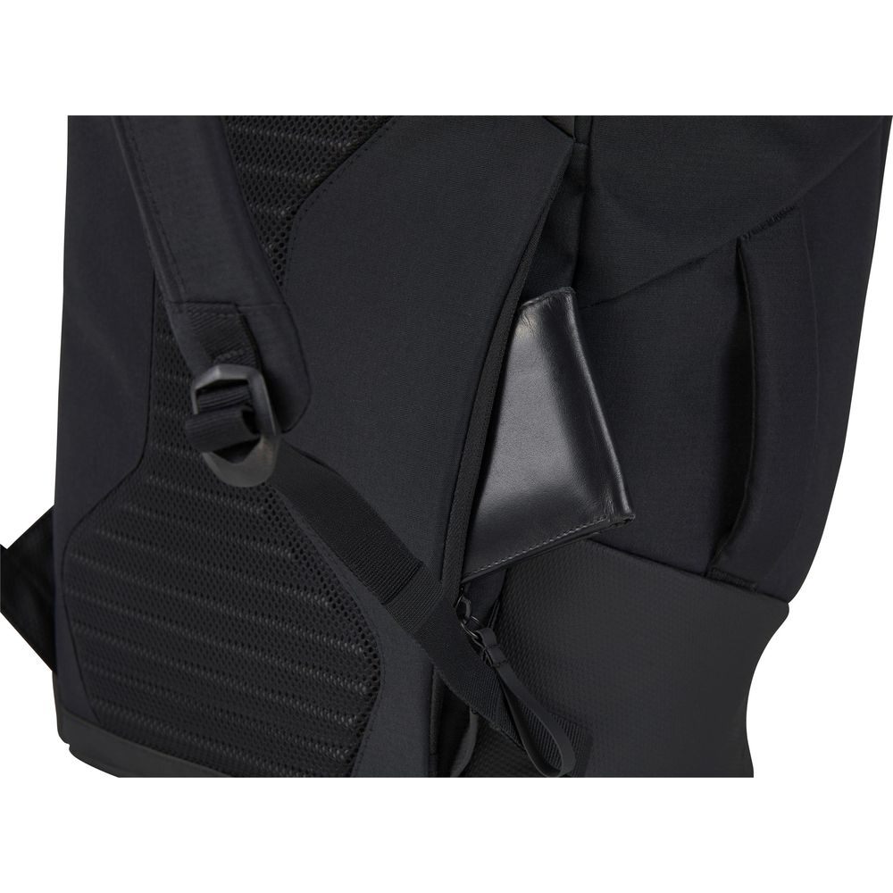 Nahaufnahme eines schwarzen Rucksacks mit Netzgewebe und Lederdetail.