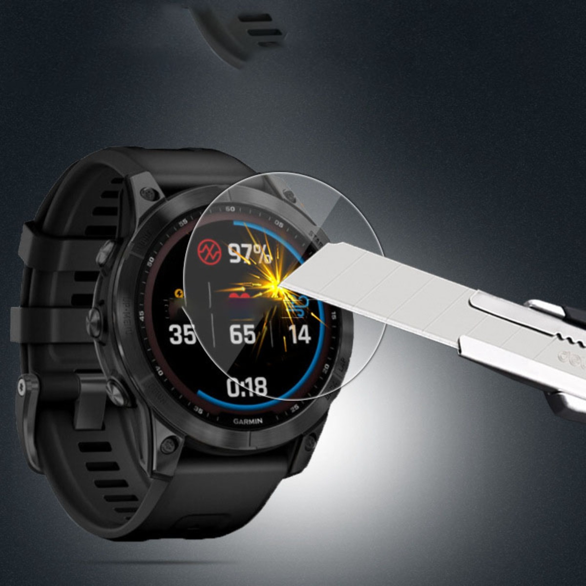 Nóż tnie folię ochronną ekranu na czarnym zegarku Garmin.