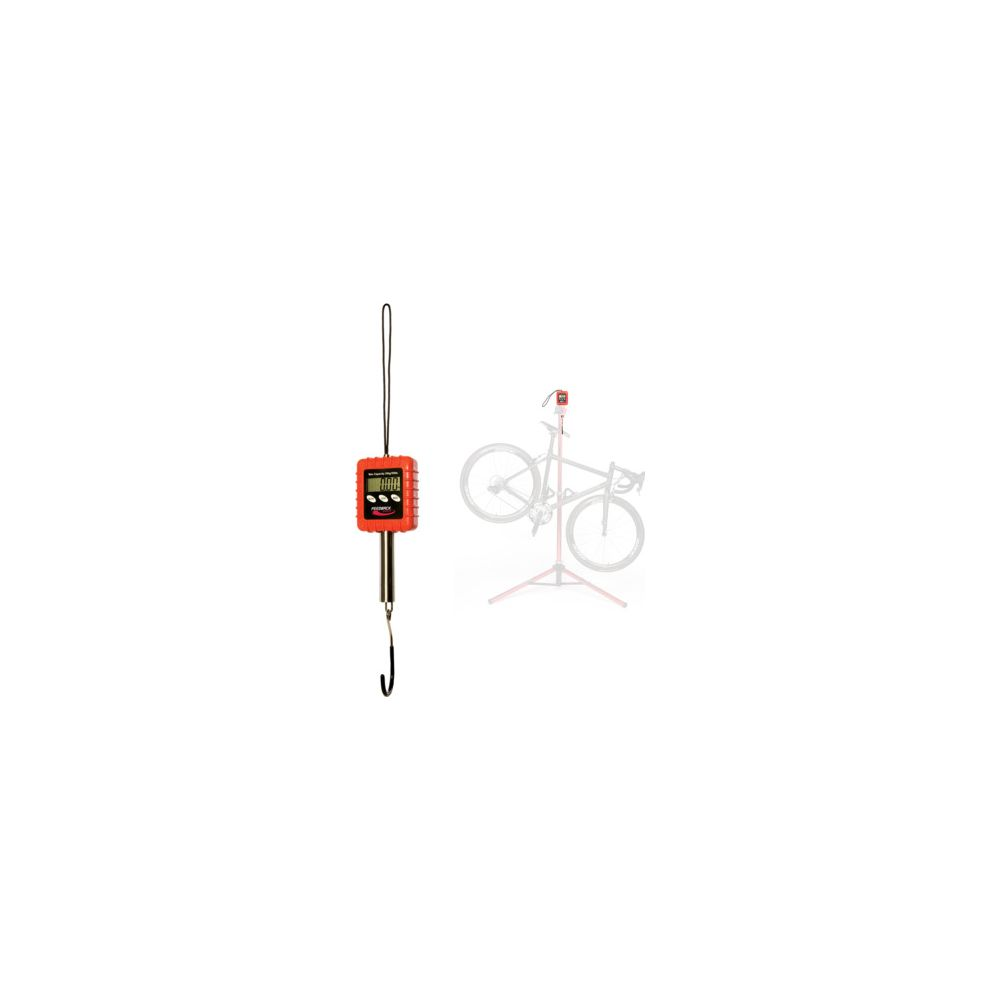 Una bilancia digitale arancione con gancio pende, accanto una bicicletta su un supporto.