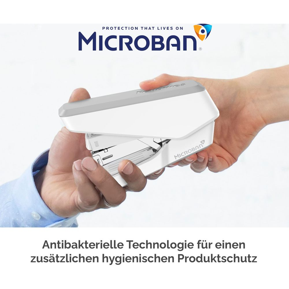 Eine Hand hält einen weißen Hefter mit dem Microban-Logo.