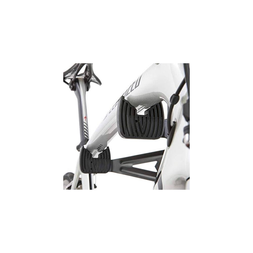 Un vélo blanc avec des supports noirs fixés au cadre.