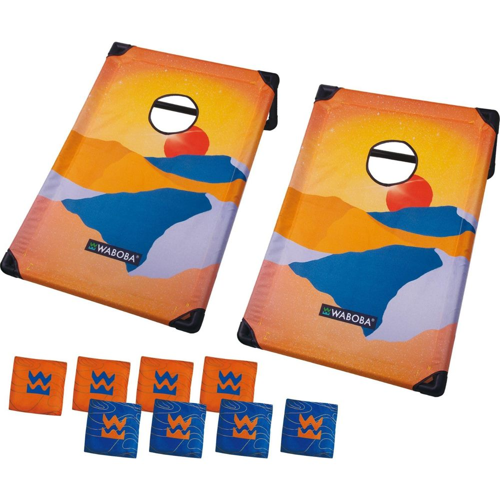 Due tavole da gioco Waboba con disegno paesaggistico e otto sacchetti.