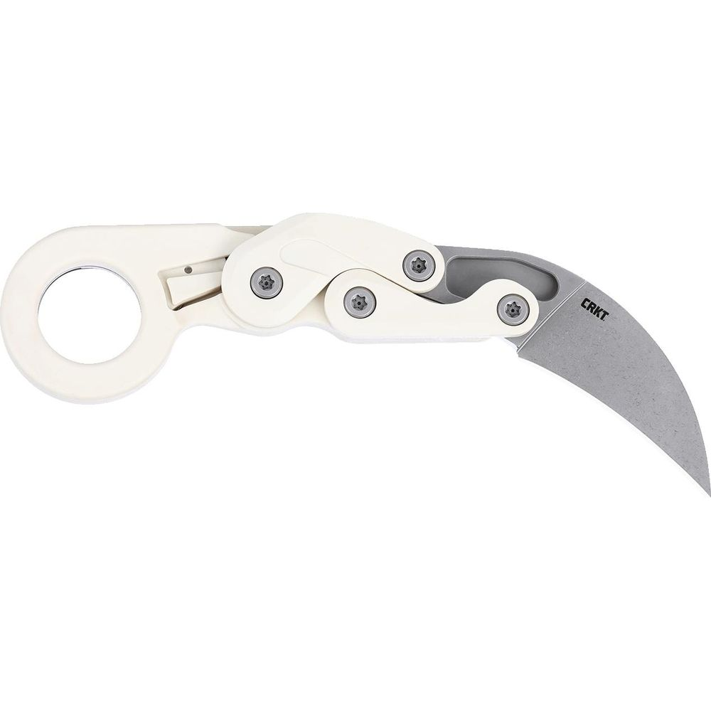 Un coltello karambit bianco con lama curva e anello per il dito.