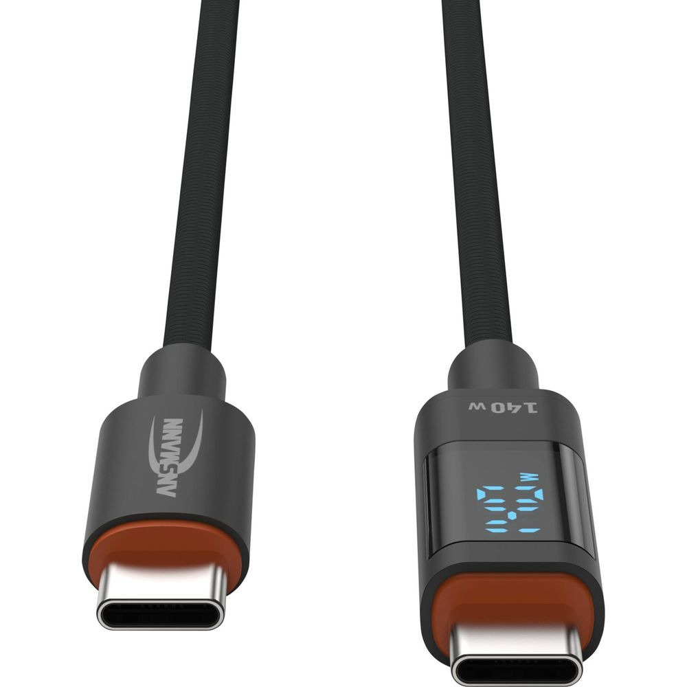 Ein schwarzes USB-C-Kabel mit orangefarbenen Akzenten und einem digitalen Display auf einem Stecker.