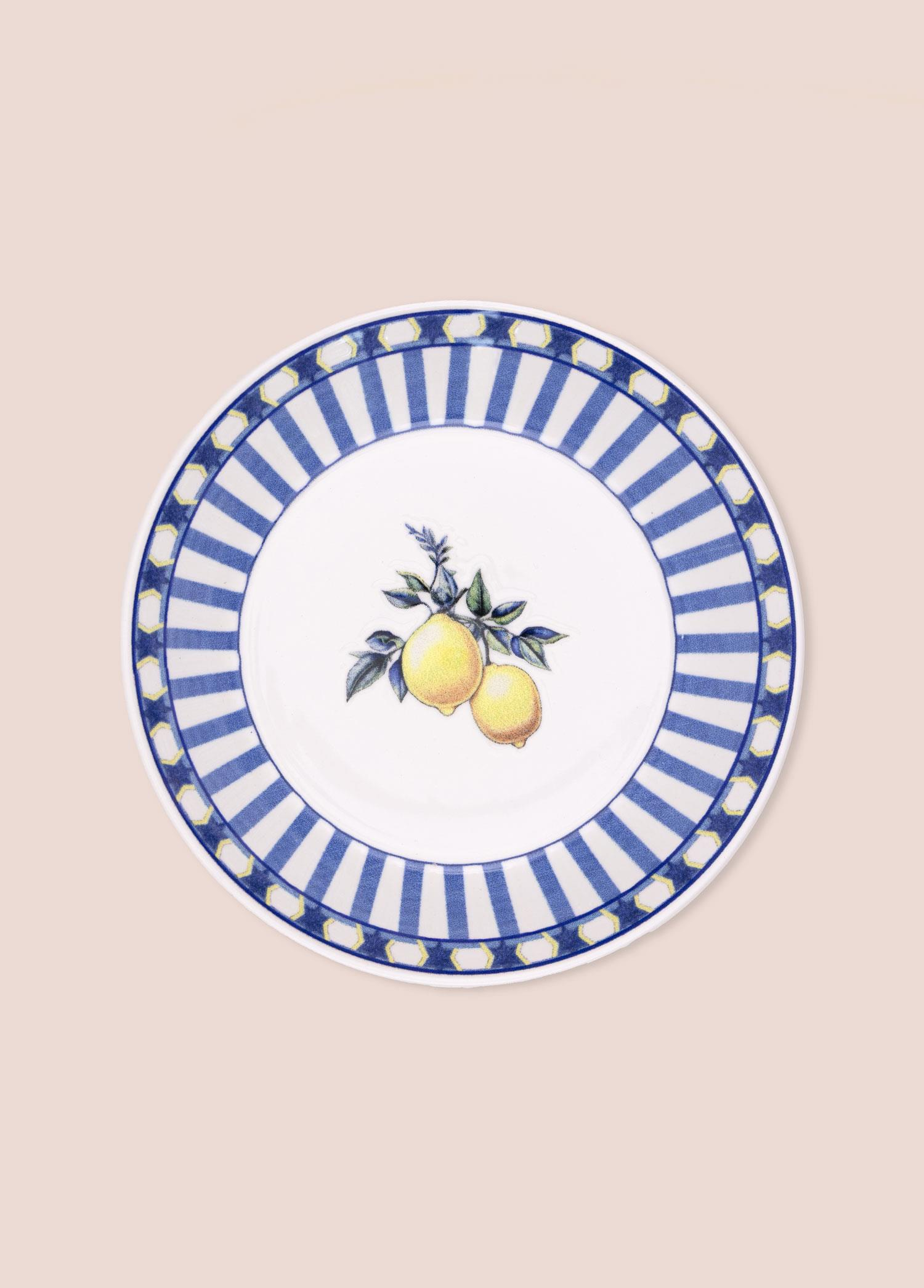 Ortasında limon desenli, mavi ve beyaz çizgili bir tabak.