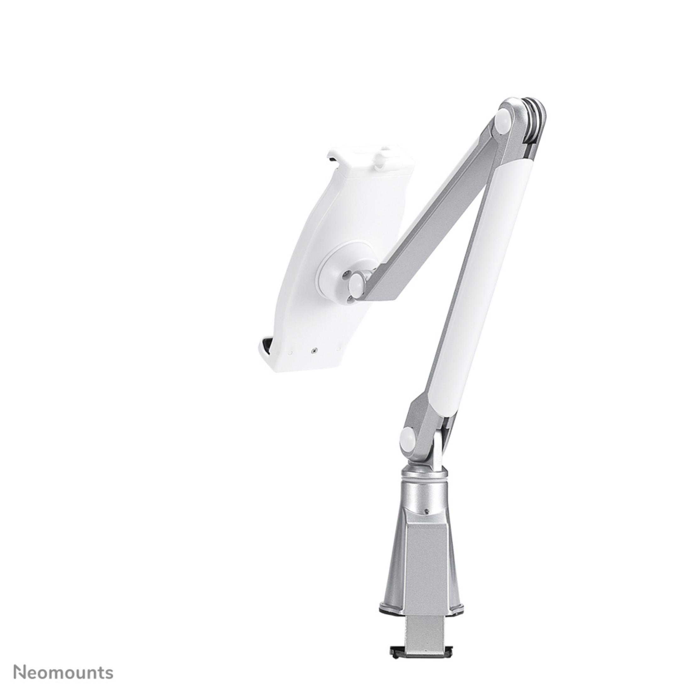 Un support de tablette argenté et blanc avec bras articulé et pince.