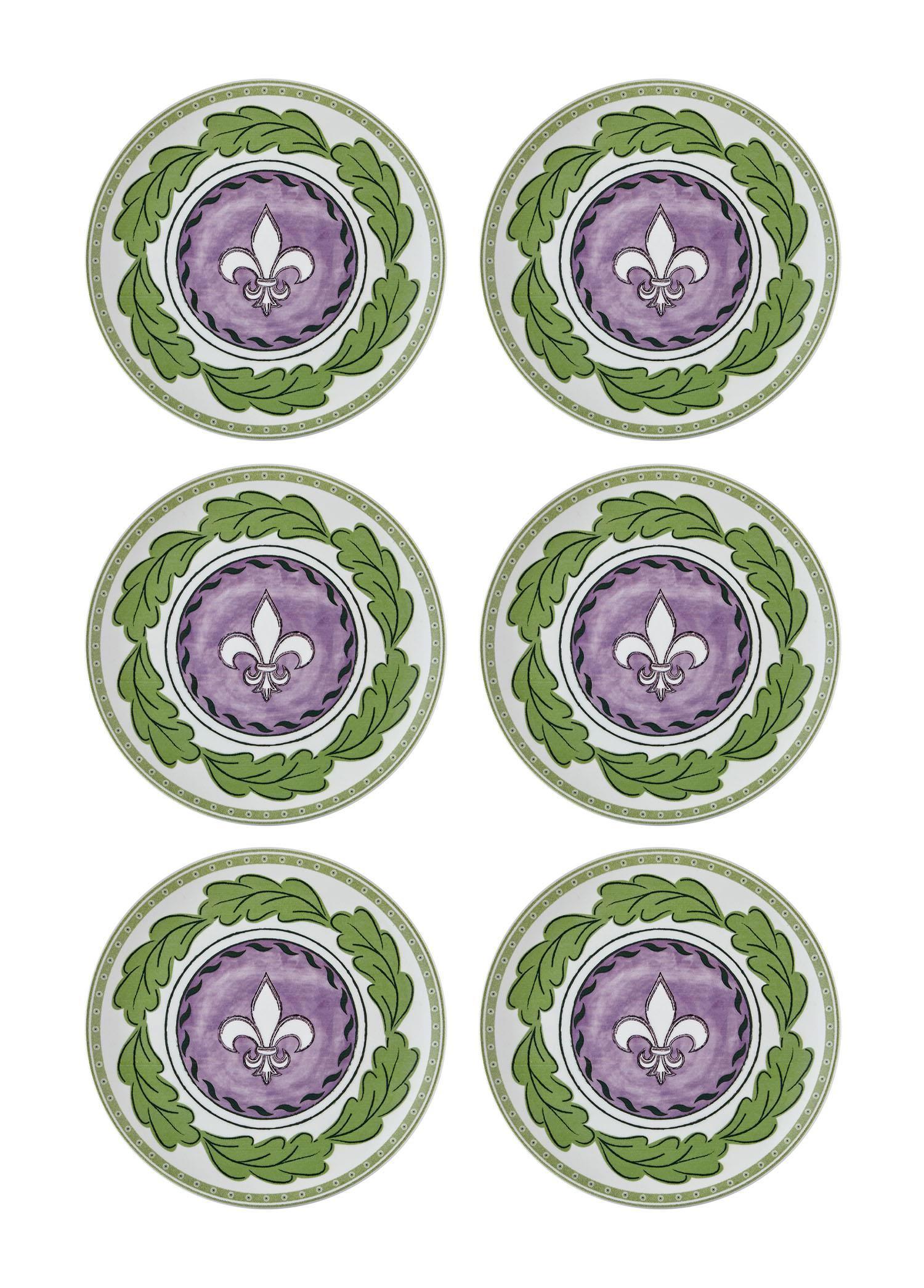 Altı adet mor fleur-de-lis desenli, yeşil yapraklarla çevrili tabak.