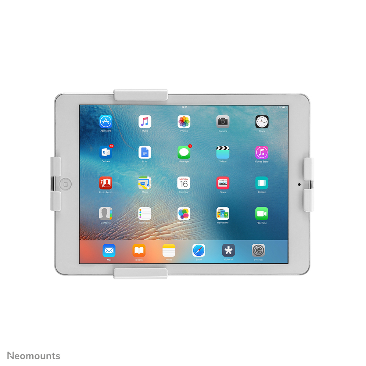 Tablette blanche dans un support blanc affichant l'écran d'accueil avec icônes.